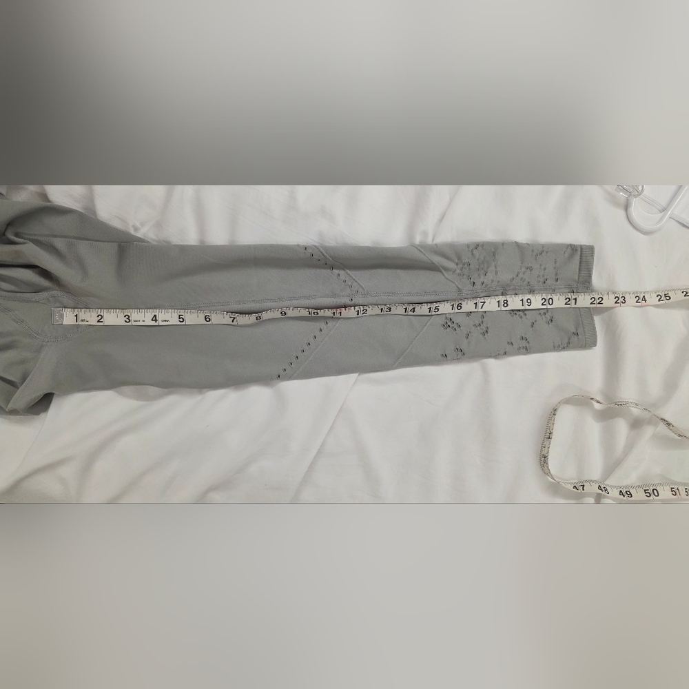 Fabletics Gray High Rise Leggings Perforated Mesh Detail Cropped Size M - Picture 7 of 9